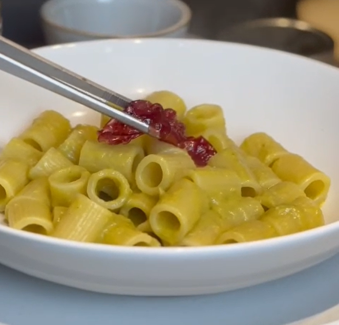 Rigatoni con pesto asparagi pecorino e mandorle